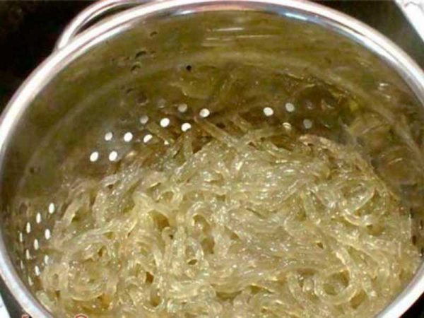 Kinijos gamintojų naudojamas receptas nėra blogas, tačiau funchozy įdaras bus per storas salotoms, todėl prieš įpildami padažo, padažą turite praskiesti vandeniu trečdaliu
