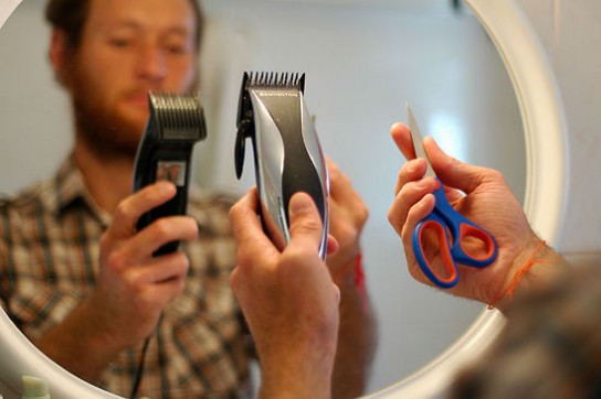 ножици (по можност специјално дизајнирани за сечење на косата);   чешел за коса со широк заби за брада и фини заби за мустаќи (по желба);   стрижеч за коса или брада со млазници (подобро е да одберете бежичен и безжичен модел);   големо огледало (може да се зголемува или тројно)