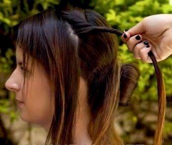 Друга частина волосся розділяється ще на три окремих частини, кожна з яких скручується в джгут