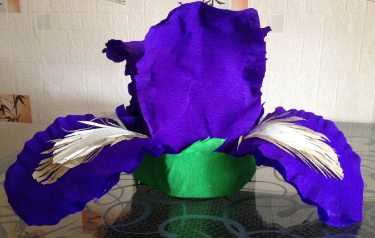 Шапочка «Квітка ірису» з креповой паперу