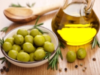 У країнах Середземномор'я існує думка, що оливкова олія поліпшує настрій і омолоджує організм