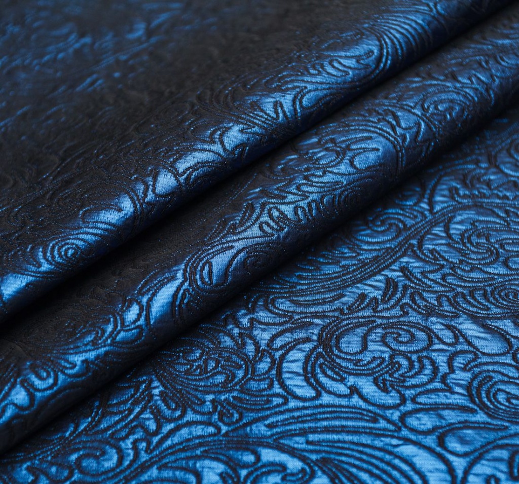 Своєю назвою тканина жаккард зобов'язана творцеві верстата, на якому і створюється ткацьке плетіння, передає виразність меблів в рельєфних багаторівневих зображеннях з приголомшливими колірними переходами