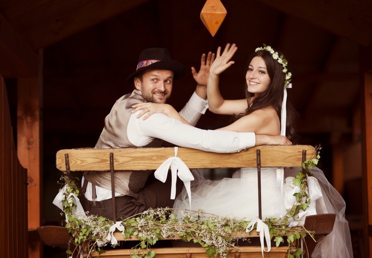 Серед виїзних тематичних церемоній останнім часом великої популярності набуває весілля, організована в стилі кантрі
