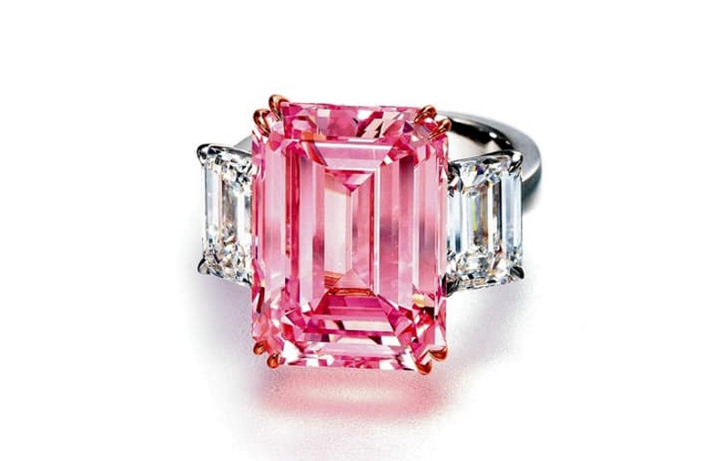 Воно прикрашене величезним рожевим діамантом, вагою 24, 78 карат і двома більш дрібними прозорими діамантами