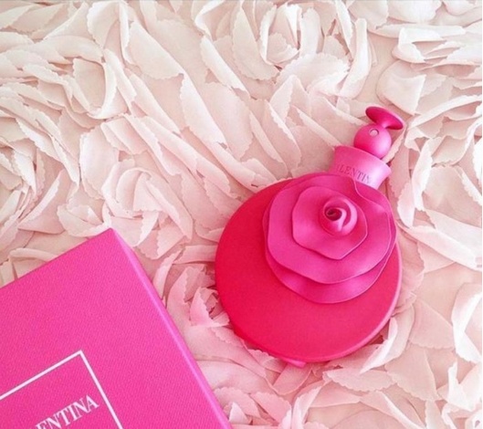 Новинка від Valentino -   Valentina Pink   - це надихаючий весняний мікс із стиглих ягід і п'янких квітів