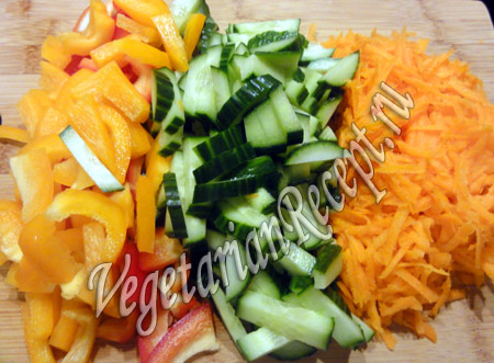 Морквина, перець і огірок для салату