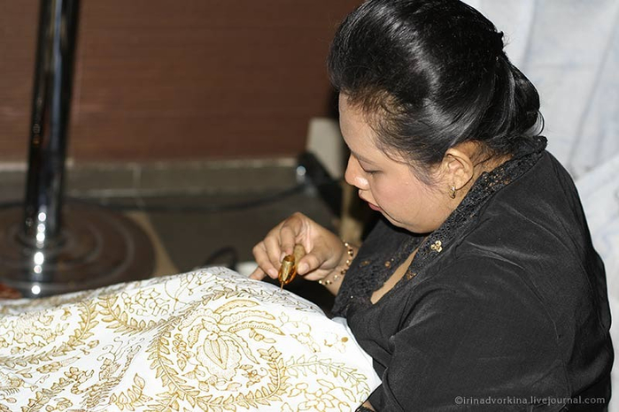 народність мяо та деякі інші почали застосовувати воскову техніку для створення не тільки індиговий, але і різнокольорових тканин і досягли досконалості