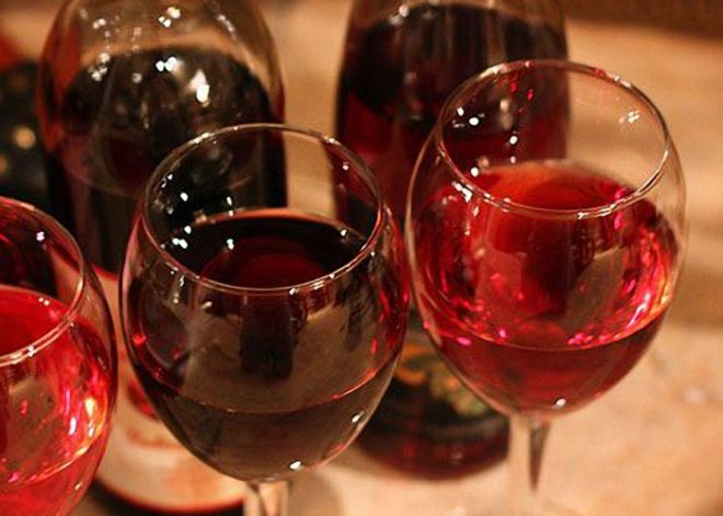 Якісне вино в домашніх умовах виходить смачним і символізує дотримання різноманітних домашніх традицій