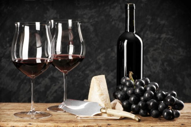 Щоб позбутися від осаду, вино потрібно приблизно пару раз перелити в чисті ємності