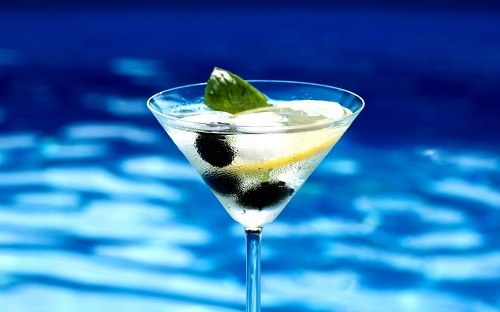 Але якщо ви все ж таки віддаєте перевагу охолоджений Martini, додайте в нього шматочки льоду, заморожені часточки фруктів або ягоди