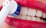 При правильному використанні і експлуатації, укупі з правильним харчуванням, звичайні (якісні) зубні щітки можуть бути ефективні однаково з електричними