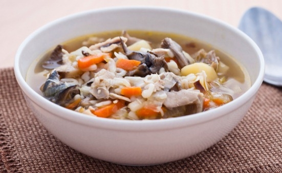 Класичний рецепт супу з білих сушених грибів з куркою
